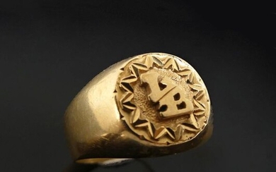 KNIGHT of little finger in yellow gold, encrypted. Weight 4 g