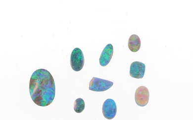 LOT de huit opales sur papier, dans un camaïeu de vert-bleu. Poids : 19,15 cts...
