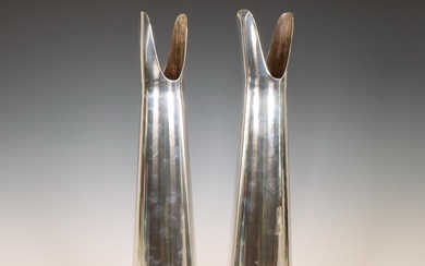Lino Sabattini (1925-2016), paar verzilverd metalen vazen, 'Cardinale', ca. 1950;