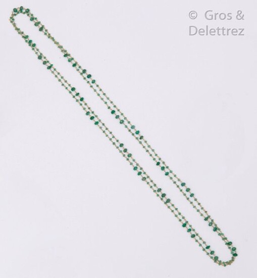 Long necklace in yellow gold, decorated with facetted emeralds, some of which are more important. Length: 120cm. Gross weight: 9.6g.