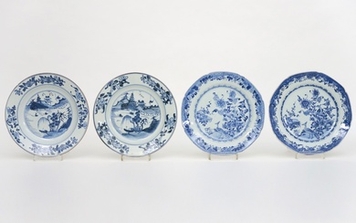 Lot (4) met twee paar achttiende eeuwse Chinese borden in porselein met...