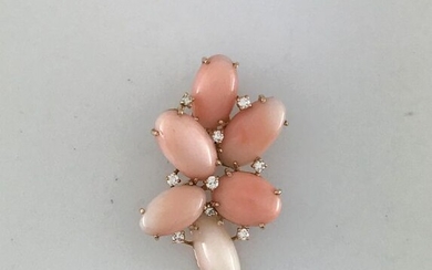 Modernist pendant in 750°/°° gold with pink coral cabochons punctuated with diamonds, Gross weight: 7,5g