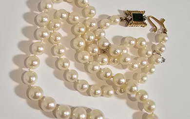 NECKLACE OF CULTURED PEARLS IN DECLINE. CLASP WITH 2 BRILLIANT-CUT DIAMONDS AND 18K GOLD FRAME.