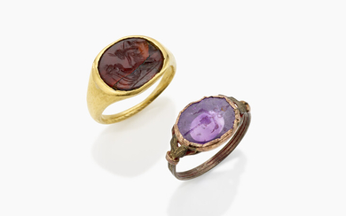 Neuzeitlicher Ring mit antikem Glasintaglio und Ring mit violettem Glasintaglio