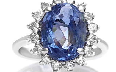No Heat 5.05 Carat Violetish Blue Sapphire And 0.60 Ct Diamonds - 18 kt. White gold - Ring