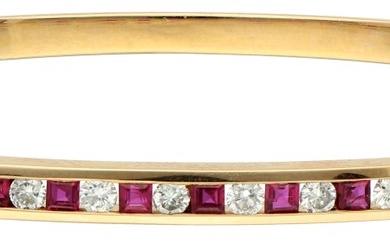 No Reserve - 18K Geelgouden bangle armband bezet met ca. 0.49 ct. diamant en robijn.