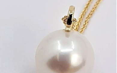 No Reserve Price - 11x12mm Round Bright Edison Freshwater Pearl - Necklace with pendant - 14 kt. Yellow gold