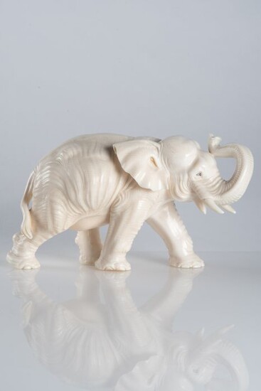 Okimono - Elephant ivory - Grande elefante con proboscide alzata -Scuola di Tokyo - Firmato 'Kangyoku' 寛玉 - Japan - Meiji period (1868-1912)