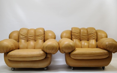 Paire de fauteuils en cuir beige, pieds avant... - Lot 291 - Alexandre Landre Beaune