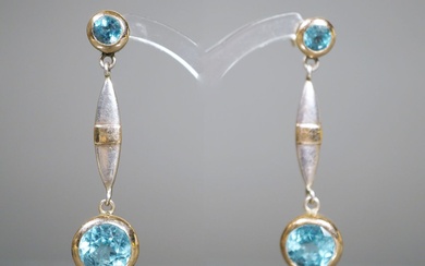 Paire de pendants d'oreilles sertis de topazes bleues, argent sterling, ,monture partiellement dorée, chacun serti...