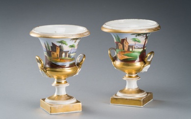 Porcelaine de Paris, Paire de vases de forme Médicis en porcelaine, A décor polychrome de...