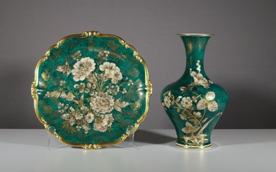 Pièces en porcelaine, Manufacture Rosenthal, Vase de fleurs et assiette, "Goldrausch" design W. Mutze, bord...