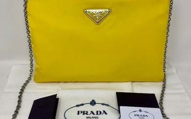 Prada - Pochette in nylon imbottito medium Crossbody bag