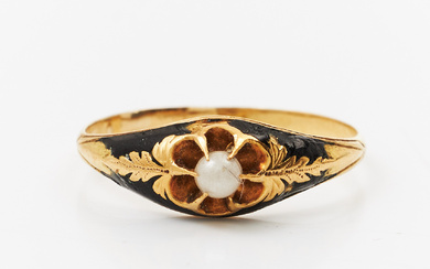 RING, 18k gold, late 19th century, oriental pearl, ring rail with black enamel.