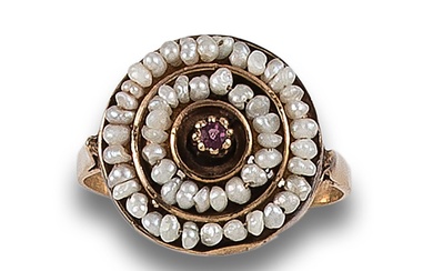 RING, OLD STYLE, WITH PEARLS AND RUBY, IN YELLOW GOLD