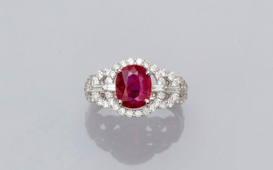 Ring in white gold, 750 MM, set with an oval ruby weighing 2.13 carats certified "without thermal modification" by the GGT laboratory, supported by baguette-cut diamonds in a festoon of brilliants, size: 54, weight: 4.13gr. rough.