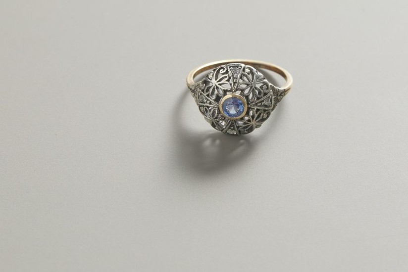 Ring in yellow gold and silver with sapphires...