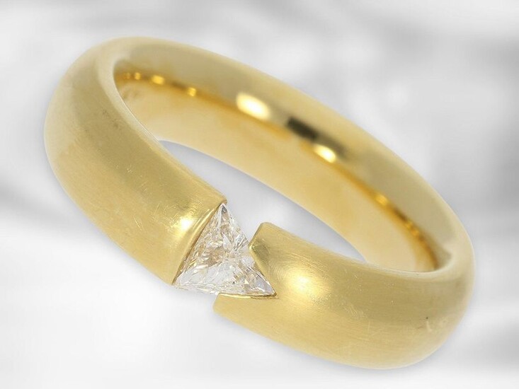 Ring: solid and modern diamond/solitaire choker ring, triangle diamond of 0,23ct, 18K yellow gold