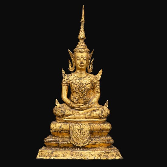 STATUE en bronze, laqué et doré, représentant le Bouddha assis en virasana sur un socle, les mains jointes en dhyanamudra. Si...