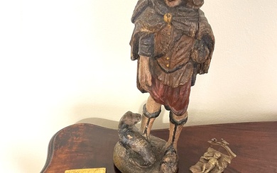 STATUETTE de Saint Roch en bois sculpté polychrome (Haut. 39 cm). JOINT : crucifix et...