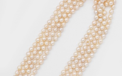 Sautoir classique en perles Une rangée de perles de culture blanches d'environ 8 mm, d'un...