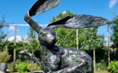 Sculpture, Large jumping hare - Patinated bronze - recent