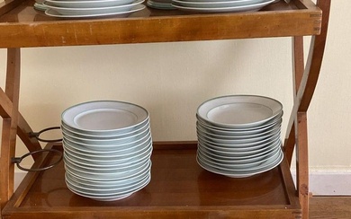 Service de table en porcelaine à liseré vert... - Lot 169 - Art Valorem