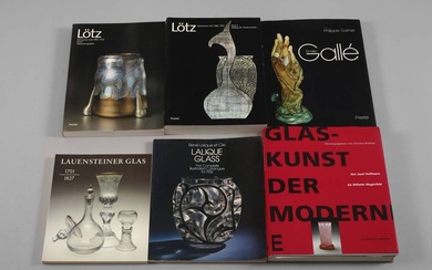Six volumes de littérature spécialisée sur le verre comprenant : Loetz, Böhmisches Glas 1880-1940, volume...