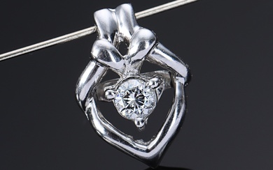 Small heart-shaped brilliant solitaire pendant in platinum of 0.12 ct. River/SI
