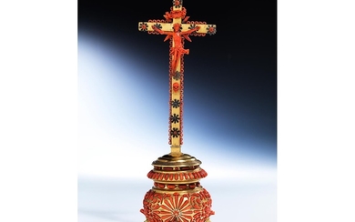 Standkreuz mit Dekor und Corpus Christi in roter Koralle