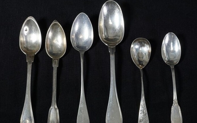 Twelve small spoons decorated with ribbons. We join 9 small spoons all in silver (925 thousandths). Weight of the set 345 g.