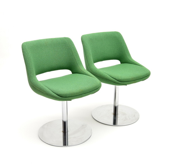 Two green &#39;Kilta&#39; chairs, design Olli Mannermaa 1955,...