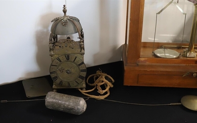 Une horloge à lanterne, 19ème siècle (défauts).