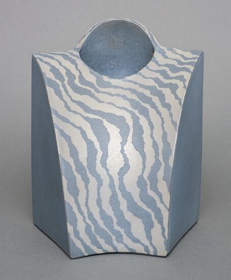 Vase - Stoneware - Takigawa Koji (1958) - A signed symmetrical shaped vase decorated with a alternating wave pattern in gray and light blue - Japan - Shōwa period (1926-1989)