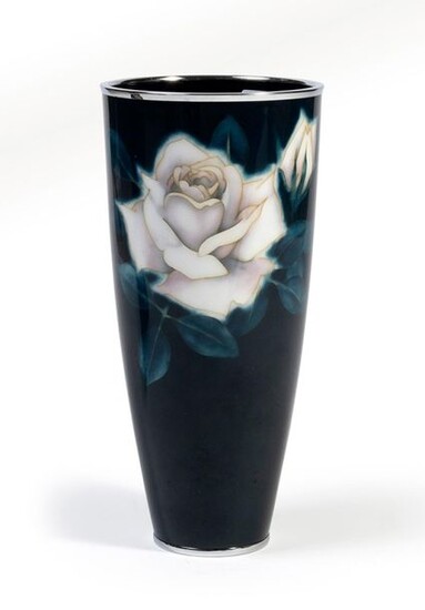 Vase cloisonné bleu foncé de forme tronconîque...
