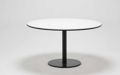 Vico Magistretti for Fritz Hansen: Round dining table