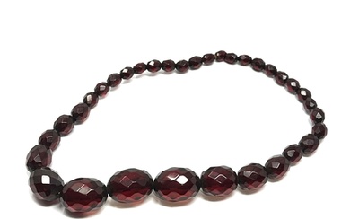 Vintage Faceted Cherry red Bakelite beads necklace 40 g meas...
