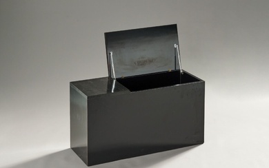 Willy RIZZO (1928-2013) Coffre banc en bois laqué noir et laiton. 50.5 x 94 x...