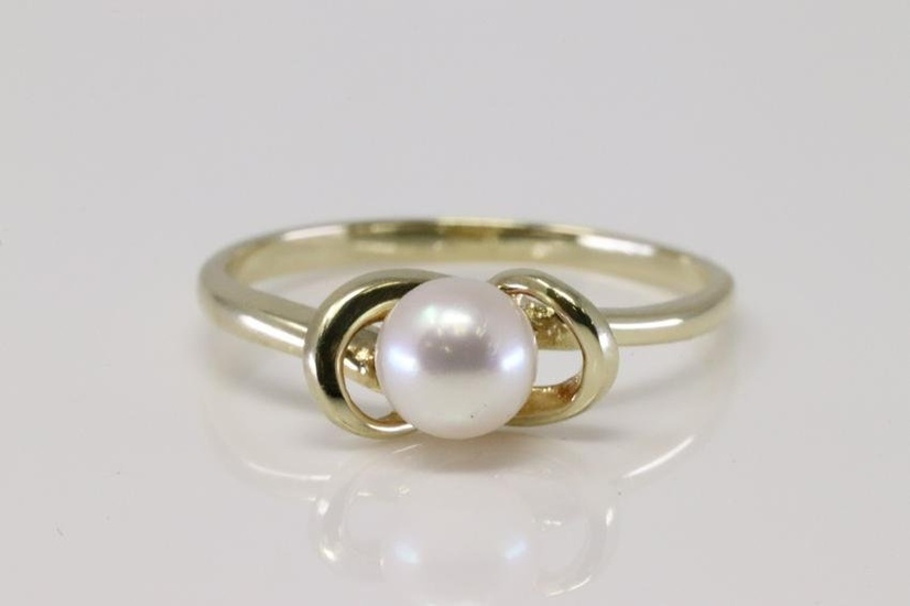 Yellow Gold Pearl Ring.