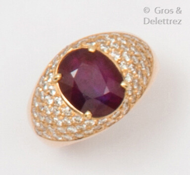 Yellow gold "Rush" ring, adorned with an oval ruby in a pavé of brilliant-cut diamonds. Finger size: 55. P. Rough: 10.2g.