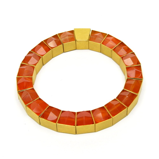 Yellow gold bracelet, with facet cut carnelian (20 Kt /...