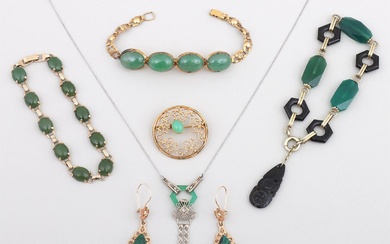 iGavel Auctions: Group of (6) gold, jade and hardstone jewelry. FR3SH.