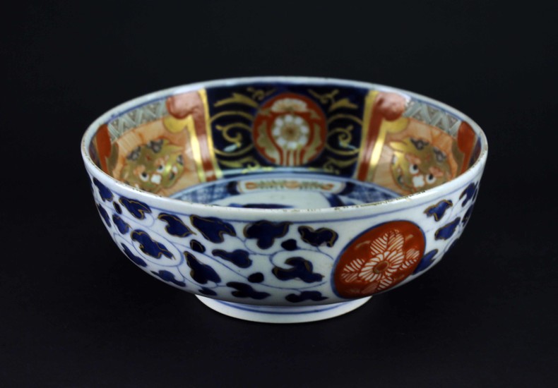 日本伊万里青花矾红描金山水纹碗