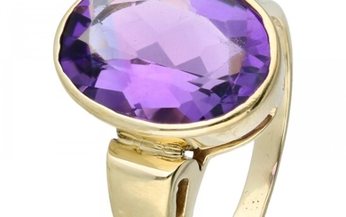 14K. Yellow gold solitaire ring set with amethyst.