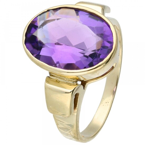 14K. Yellow gold solitaire ring set with amethyst.
