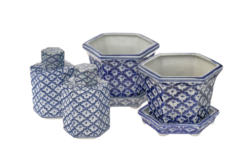 2 jardinières hexagonales avec soucoupe et 2 boîtes à thé hexagonales en porcelaine, probablement Chine, XXe s., h. 17 cm (boîtes à th