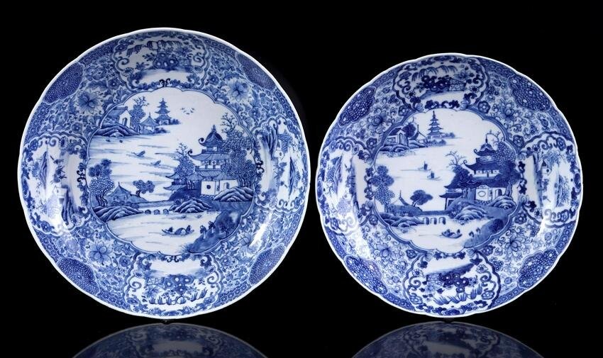 2 porcelain dishes with contoured rim