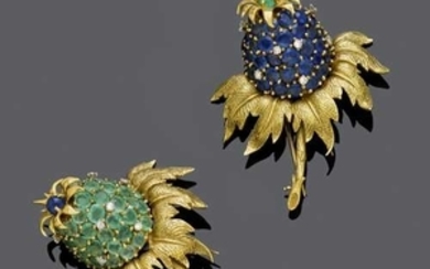 A PAIR OF EMERALD/SAPPHIRE AND DIAMOND CLIP BROOCHES, ca. 1950.