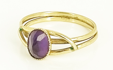 A 9ct GOLD AND AMETHYST RING