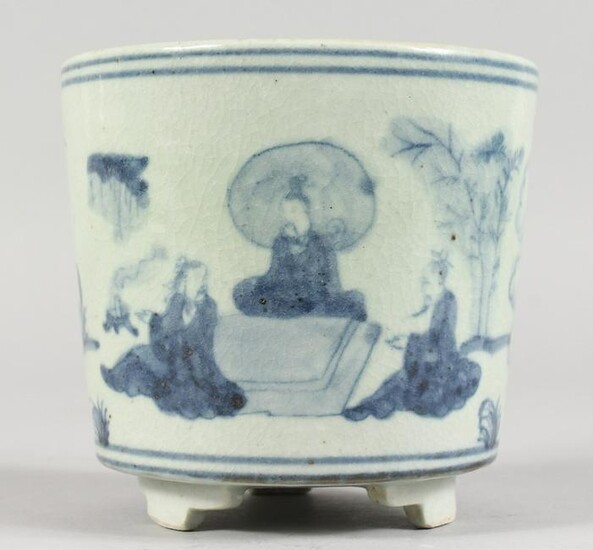 A CHINESE BLUE AND WHITE DECORATED CIRCULAR PORCELAIN